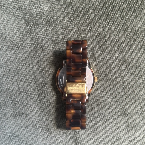 Michael Kors Jet Set Tortoise Shell Watch- needs new battery - Picture 3 of 3
